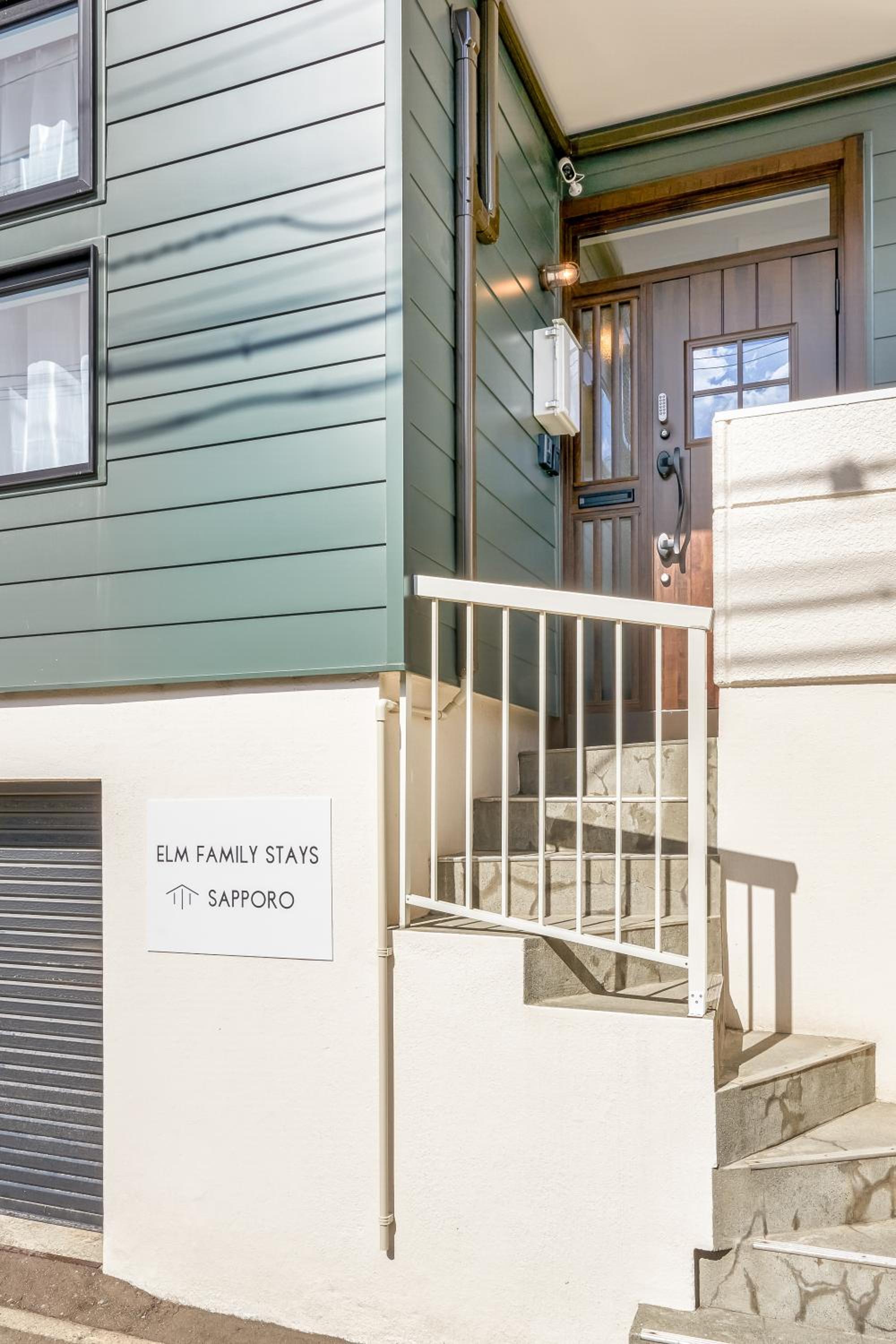 Best Location LUX Home, 2 Blocks to Sbwy, Sleeps 9