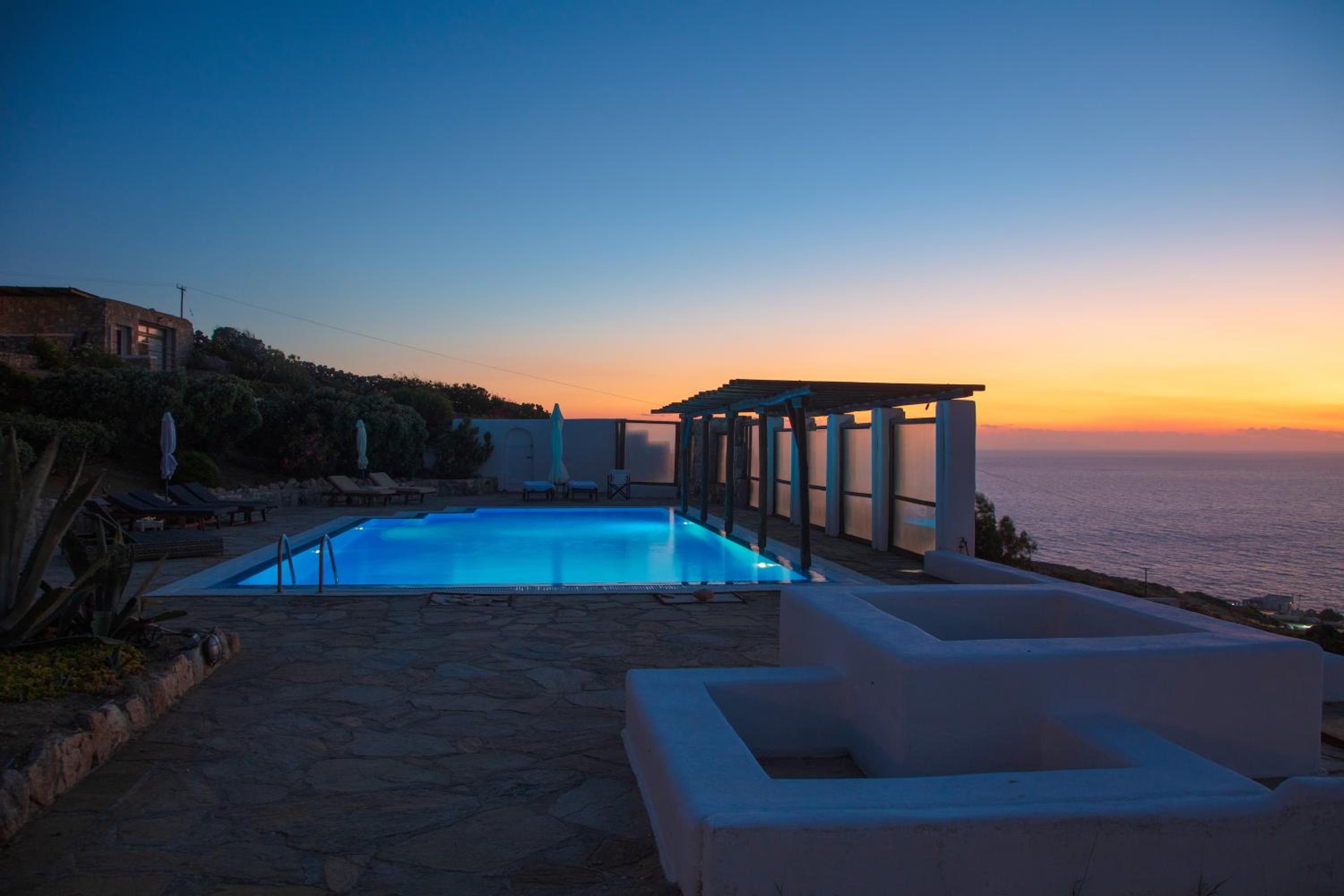 Luxurious Traditional Home photo 3