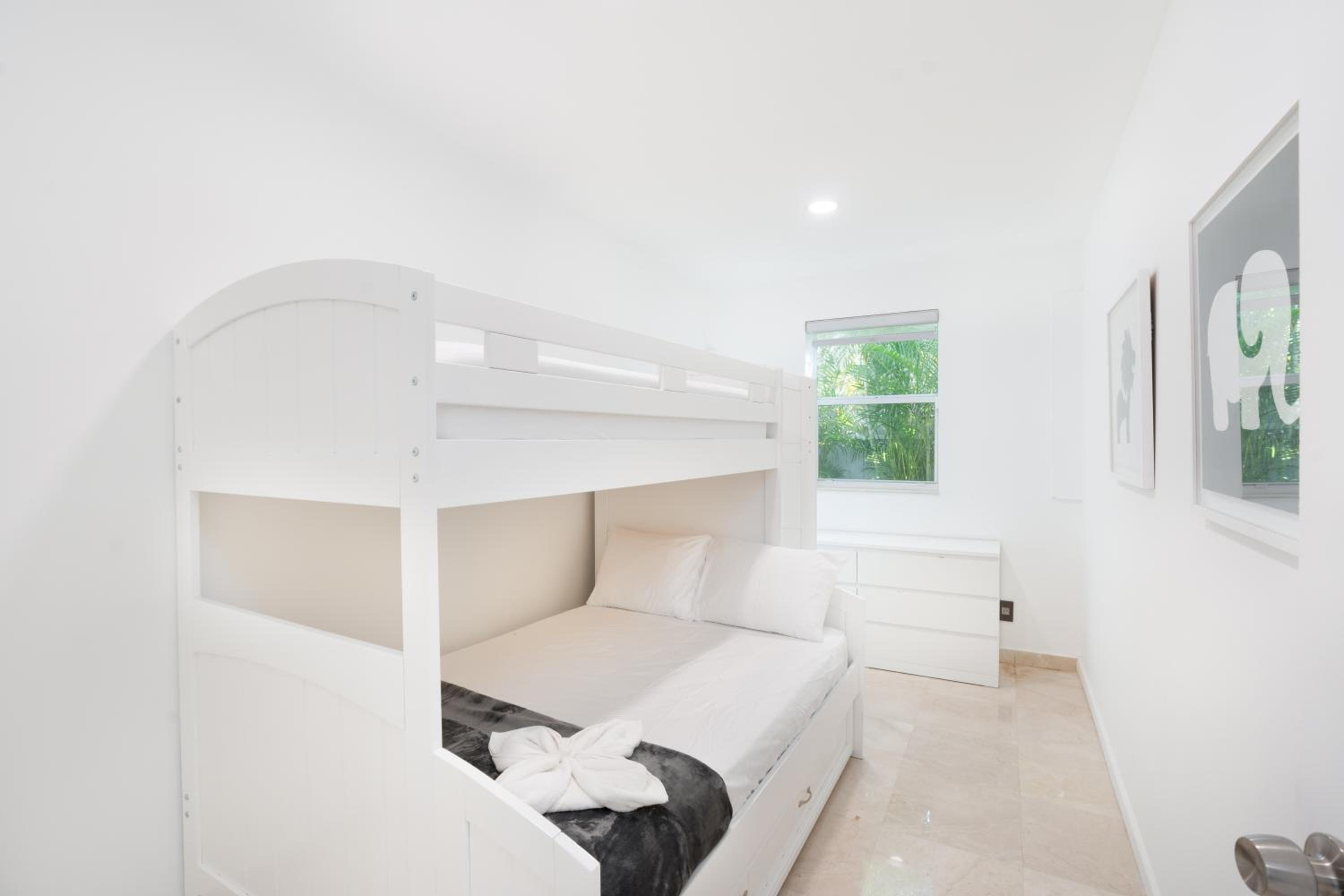 Miami 4Bedroom Retreat heated Pool near to beach view 5