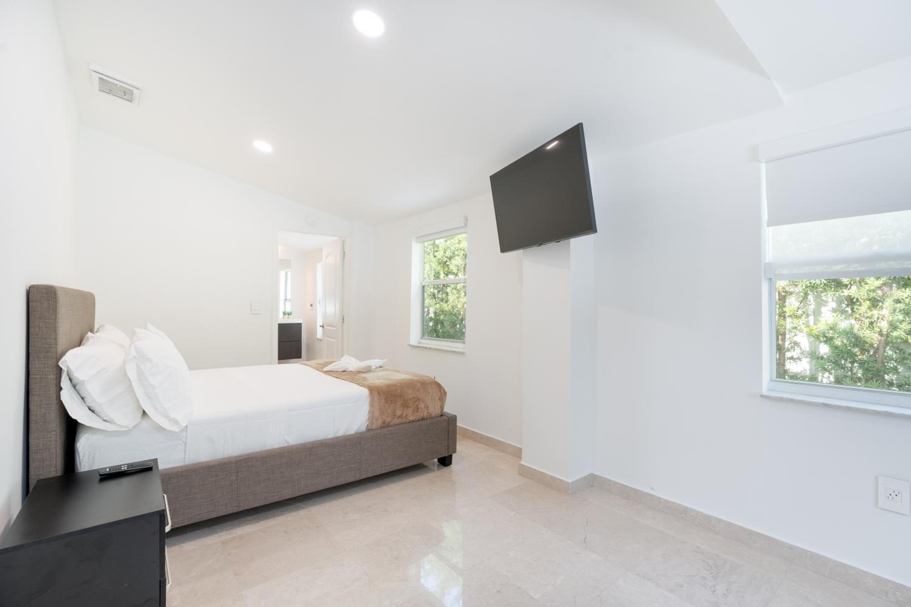 Miami 4Bedroom Retreat heated Pool near to beach view 4