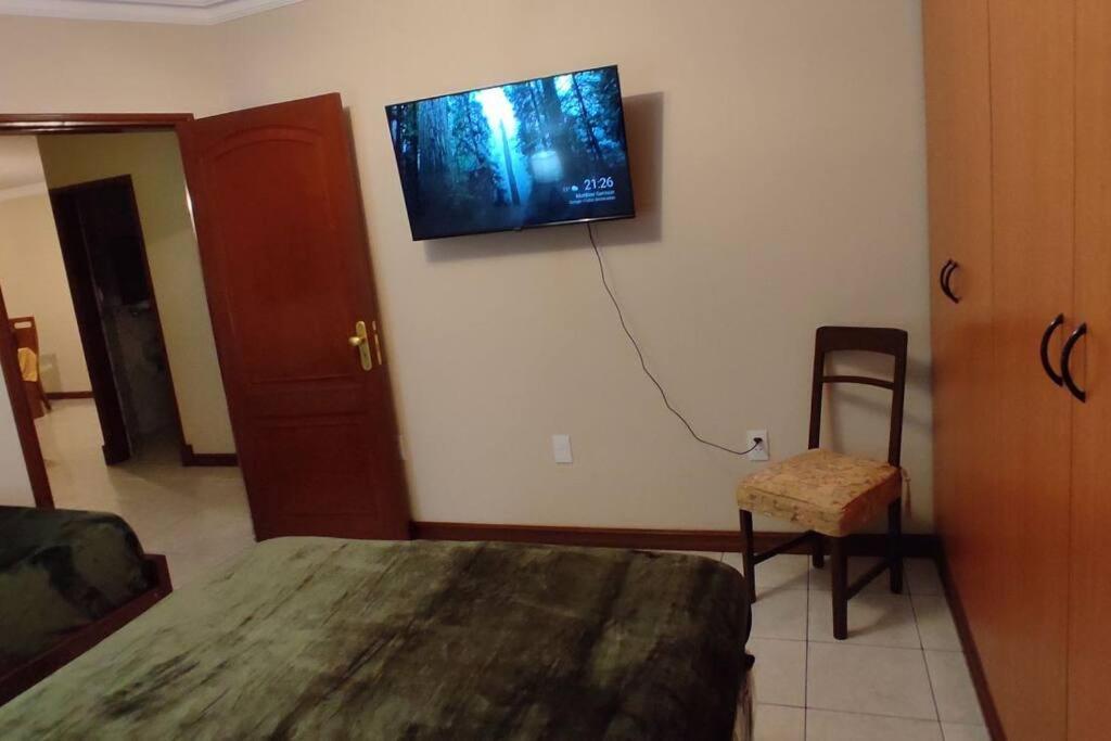 Departamento frente a Plaza Sucre, vista panorámica, 6 personas, 2 habitaciones, ascensor, garaje extra