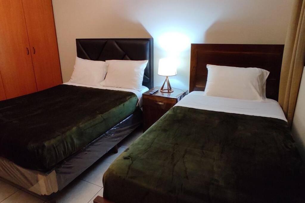 Departamento frente a Plaza Sucre, vista panorámica, 6 personas, 2 habitaciones, ascensor, garaje extra