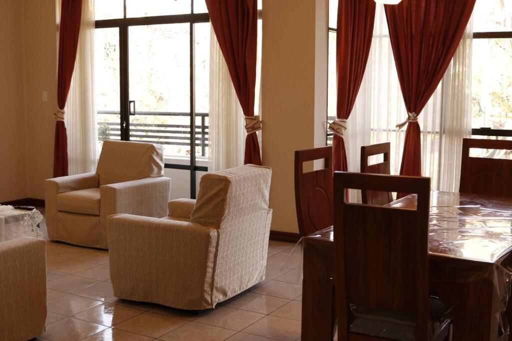Departamento frente a Plaza Sucre, vista panorámica, 6 personas, 2 habitaciones, ascensor, garaje extra