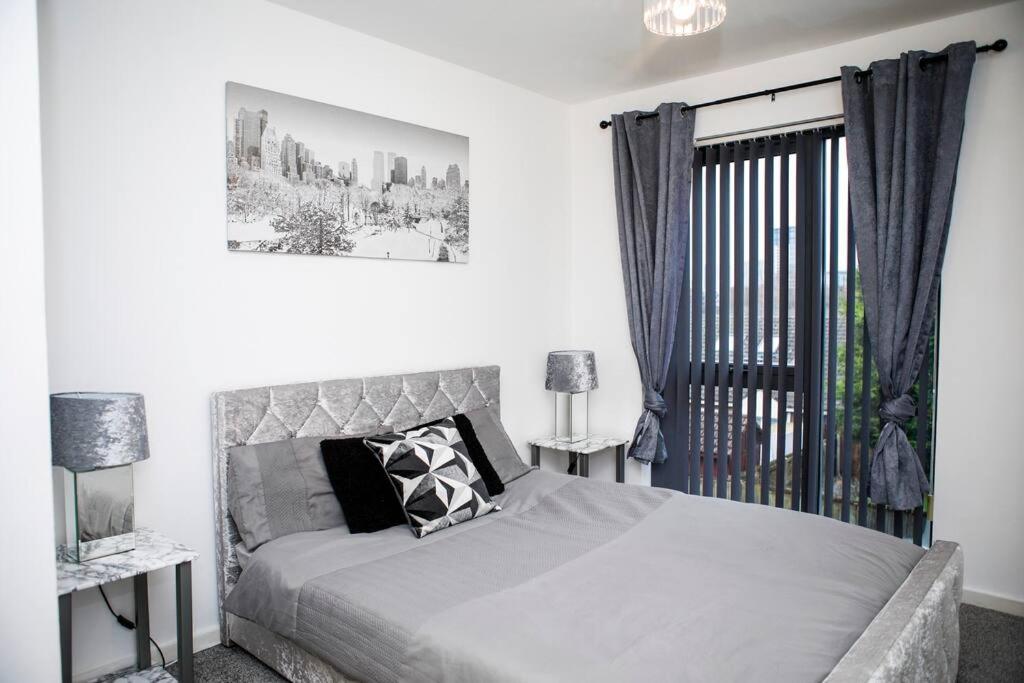 Stylish two-bedroom Salford Quays apartment view 3
