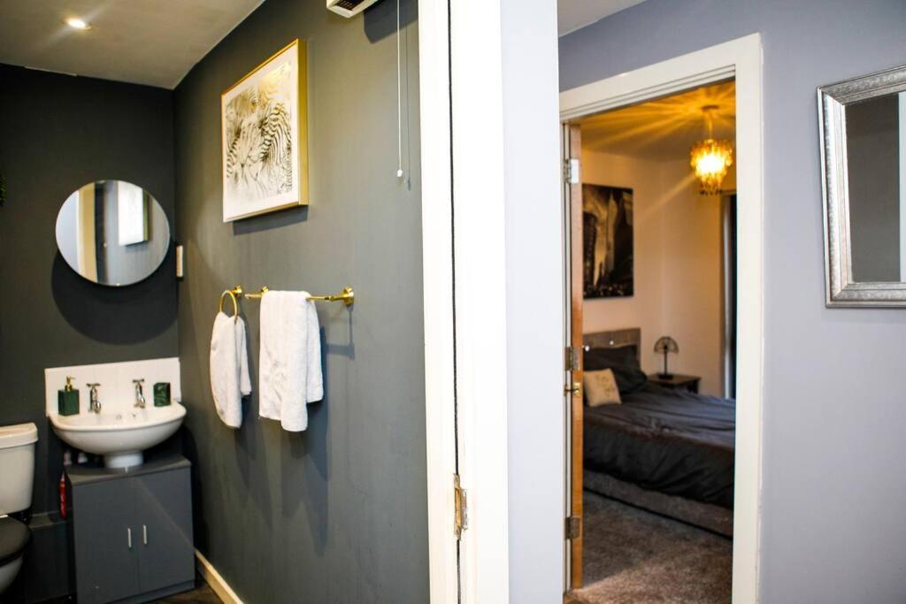 Stylish two-bedroom Salford Quays apartment view 5