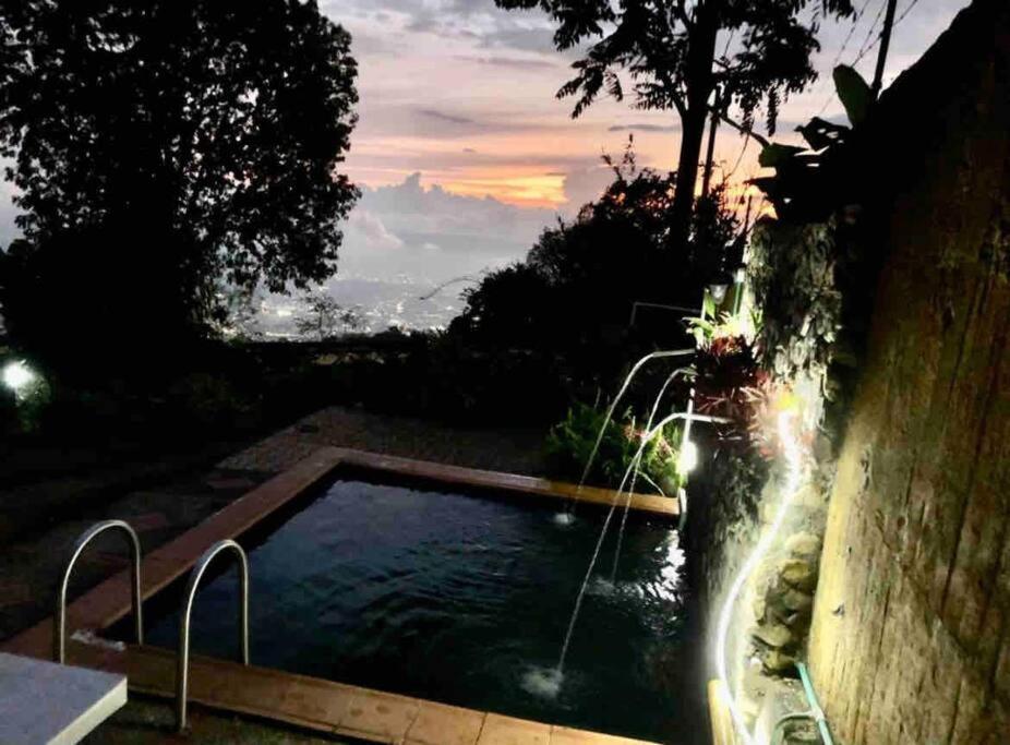 Casa Loma Comfy vacation home on the mountain with a view