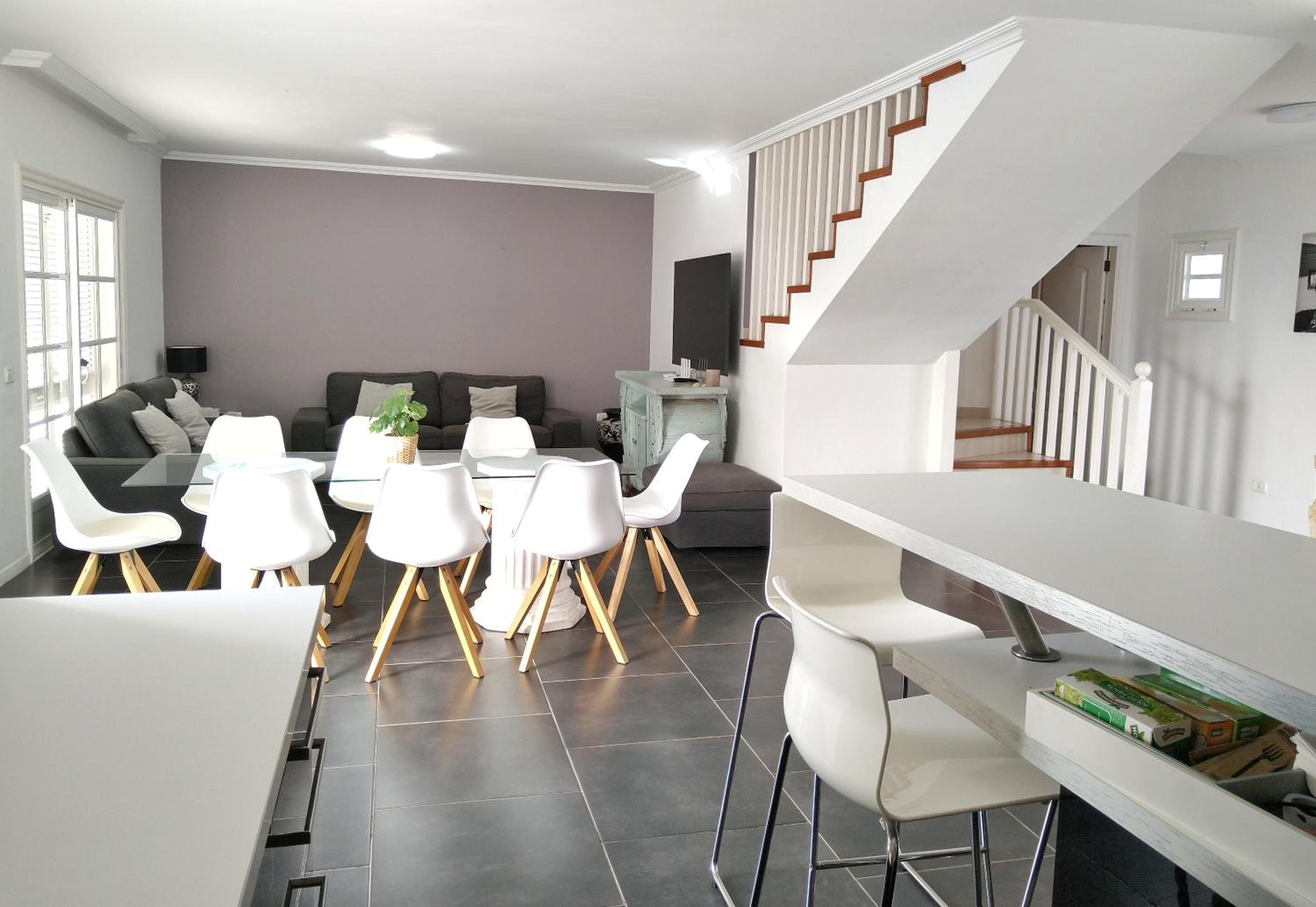 BEAUTIFUL VILLA - 4 bedrooms, heated pool, 2 priv car park places, fibre net, PS5, tv channels view 3