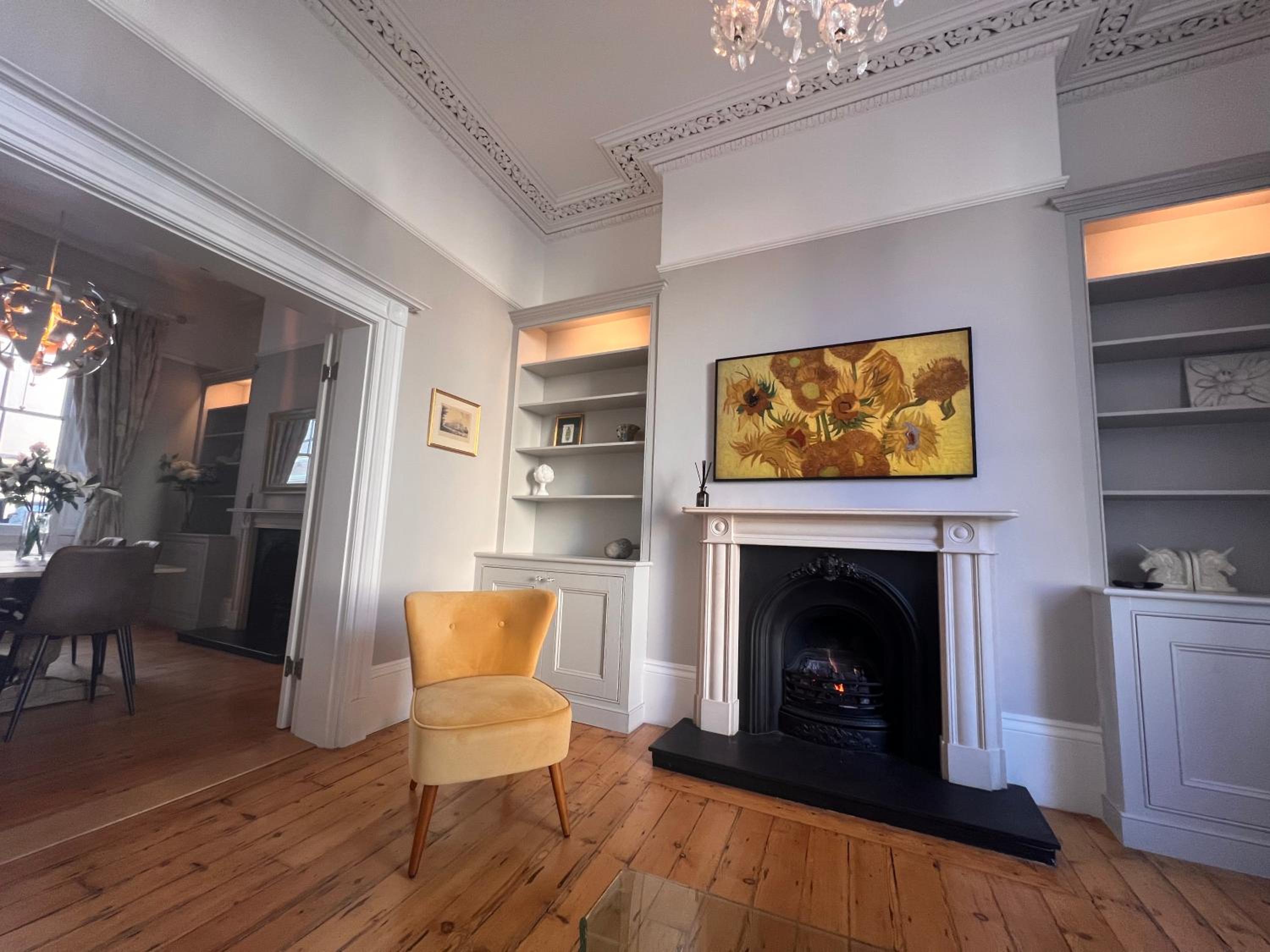 No2 Clarence grade II Regency townhouse short walk to racecourse and town centre view 5