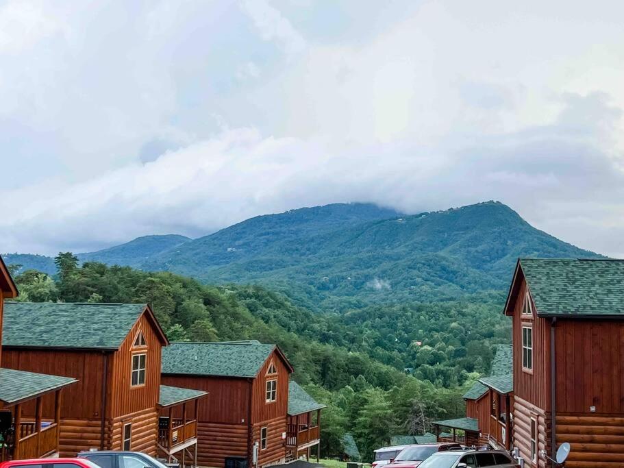 Indoor Private Pool Cabin Near Dollywood, Sleeps 12, Game Loft, Hot Tub, 5 Star Rated