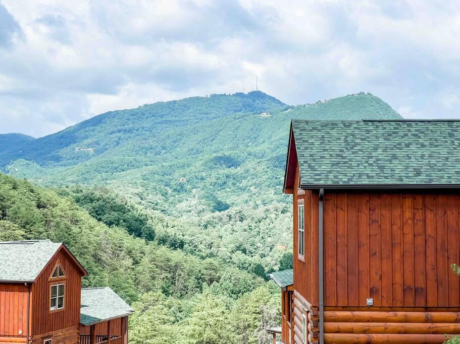 Indoor Private Pool Cabin Near Dollywood, Sleeps 12, Game Loft, Hot Tub, 5 Star Rated