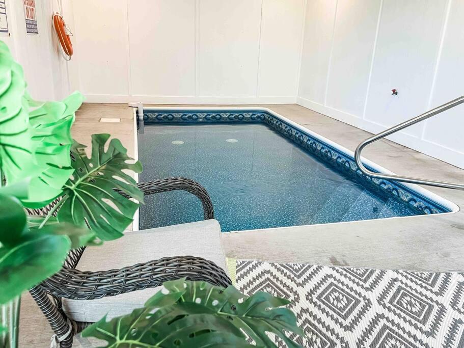Indoor Private Pool Cabin Near Dollywood, Sleeps 12, Game Loft, Hot Tub, 5 Star Rated