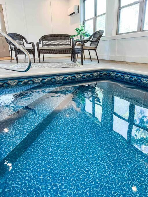 Indoor Private Pool Cabin Near Dollywood, Sleeps 12, Game Loft, Hot Tub, 5 Star Rated