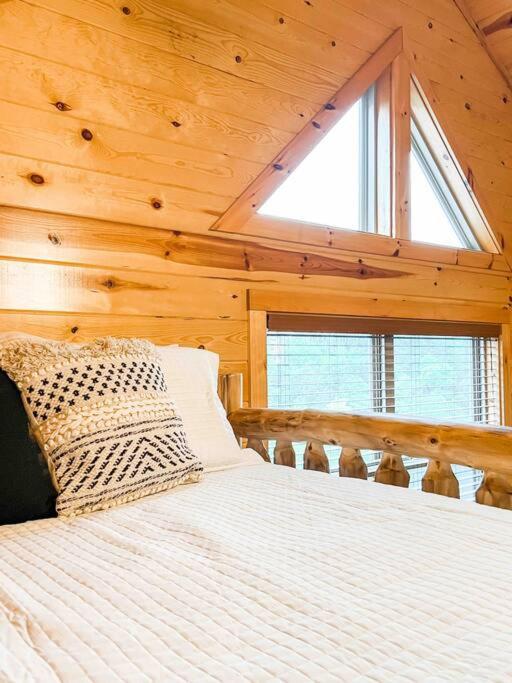 Indoor Private Pool Cabin Near Dollywood, Sleeps 12, Game Loft, Hot Tub, 5 Star Rated