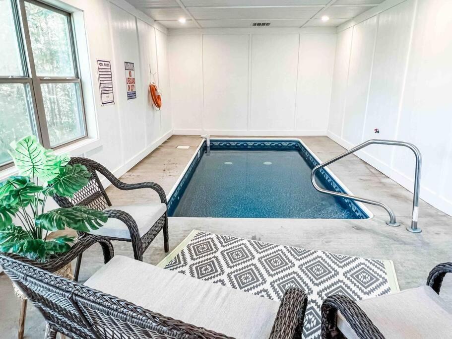 Indoor Private Pool Cabin Near Dollywood, Sleeps 12, Game Loft, Hot Tub, 5 Star Rated