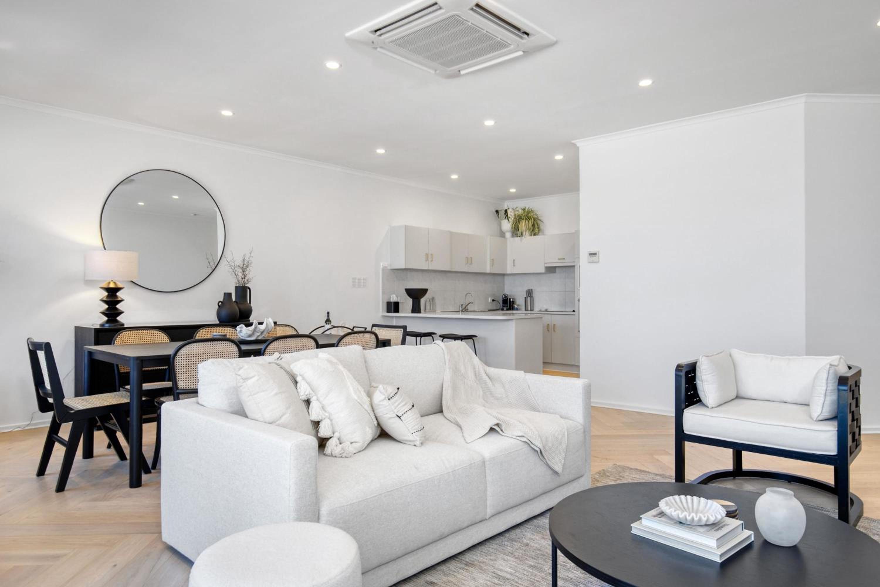 Luna's Lookout: Esplanade Henley Beach - Property Image 17