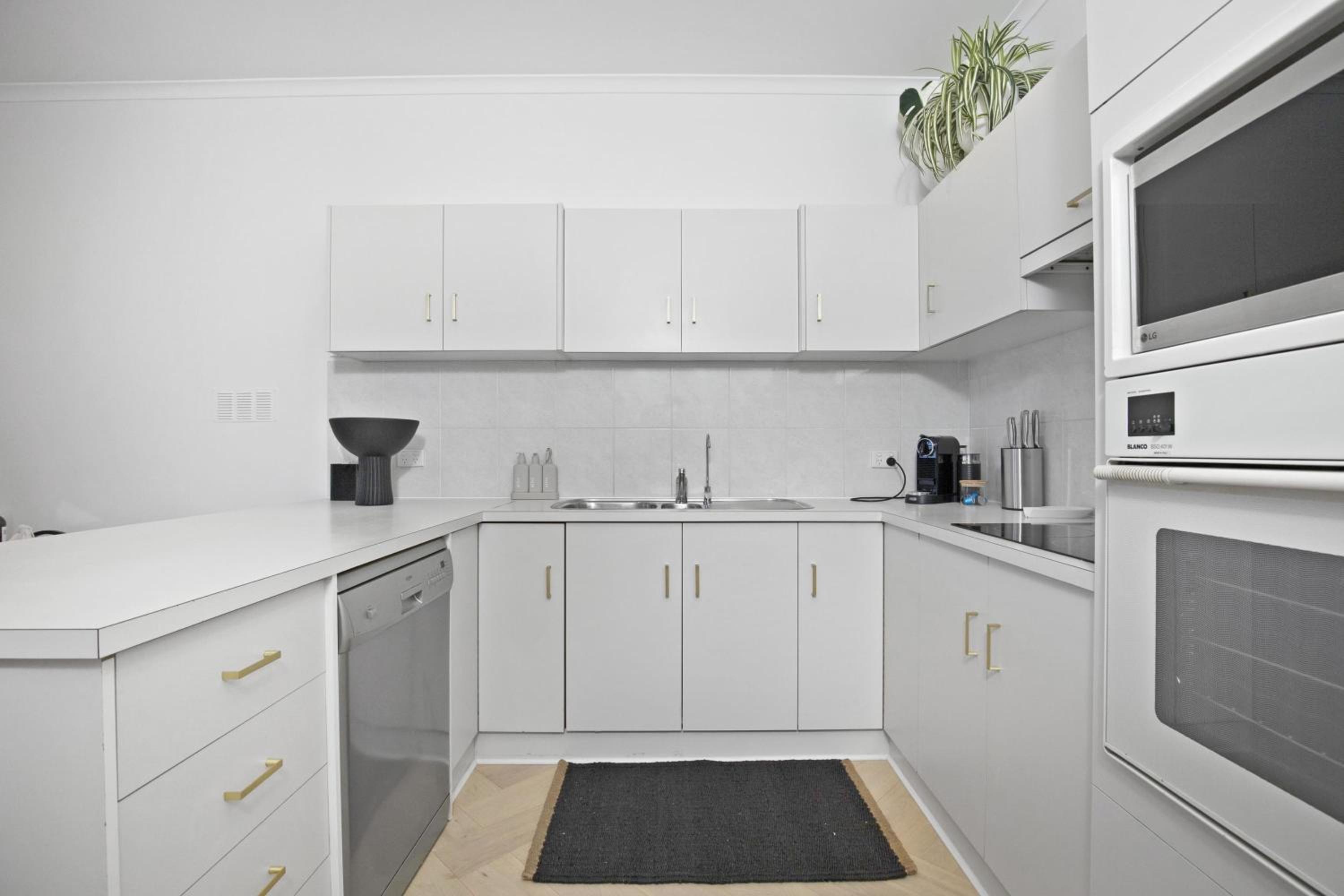 Luna's Lookout: Esplanade Henley Beach - Property Image 11