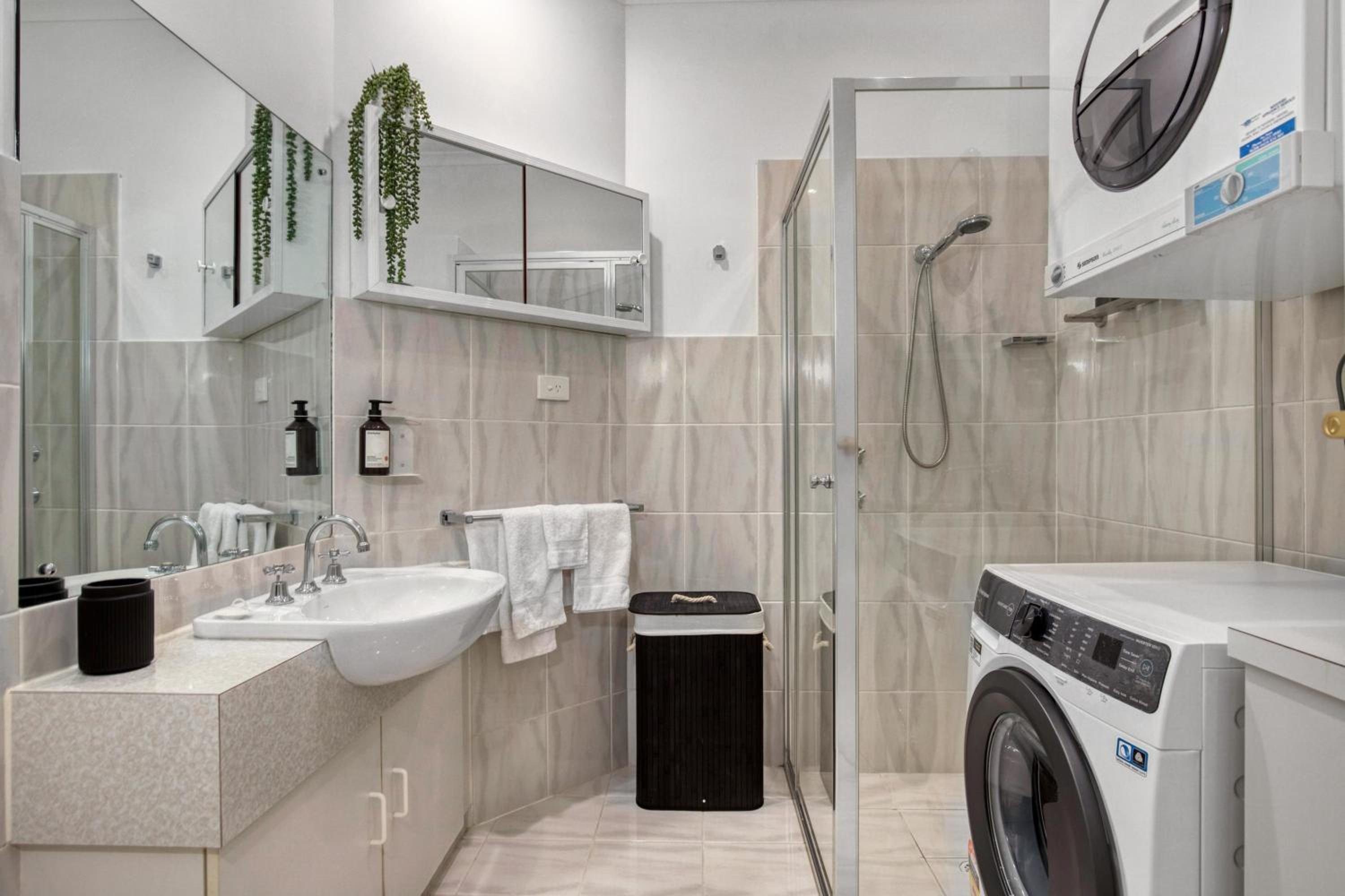 Luna's Lookout: Esplanade Henley Beach - Property Image 3