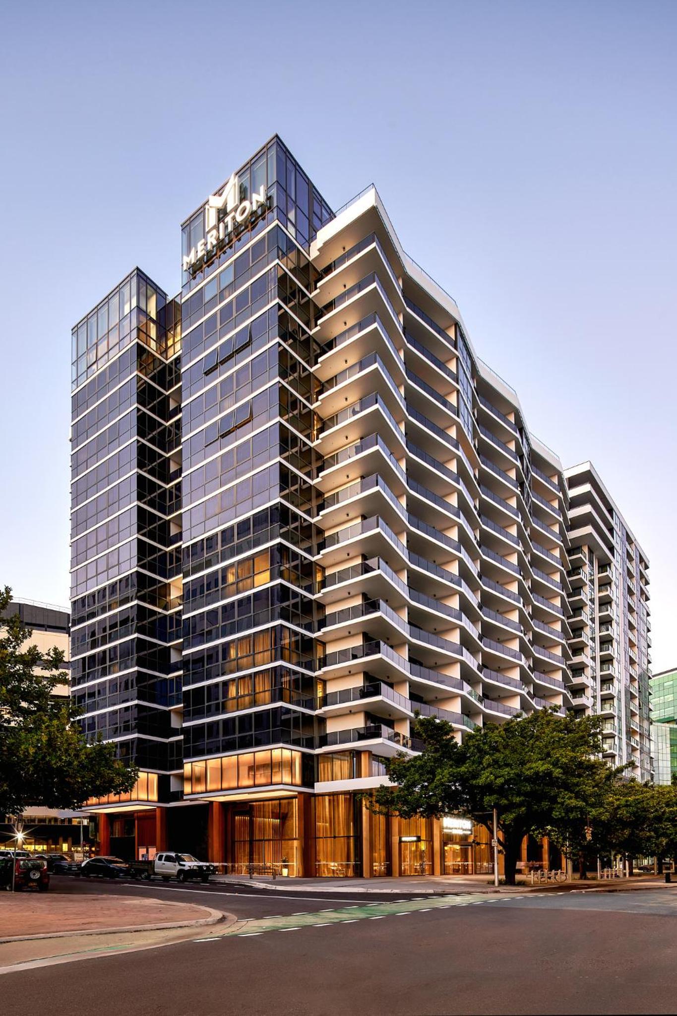 Hotel Meriton Suites Canberra - Image 1