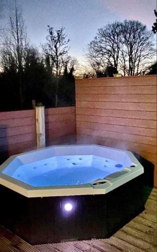 Oak Lodge 8 Hot Tub photo 3