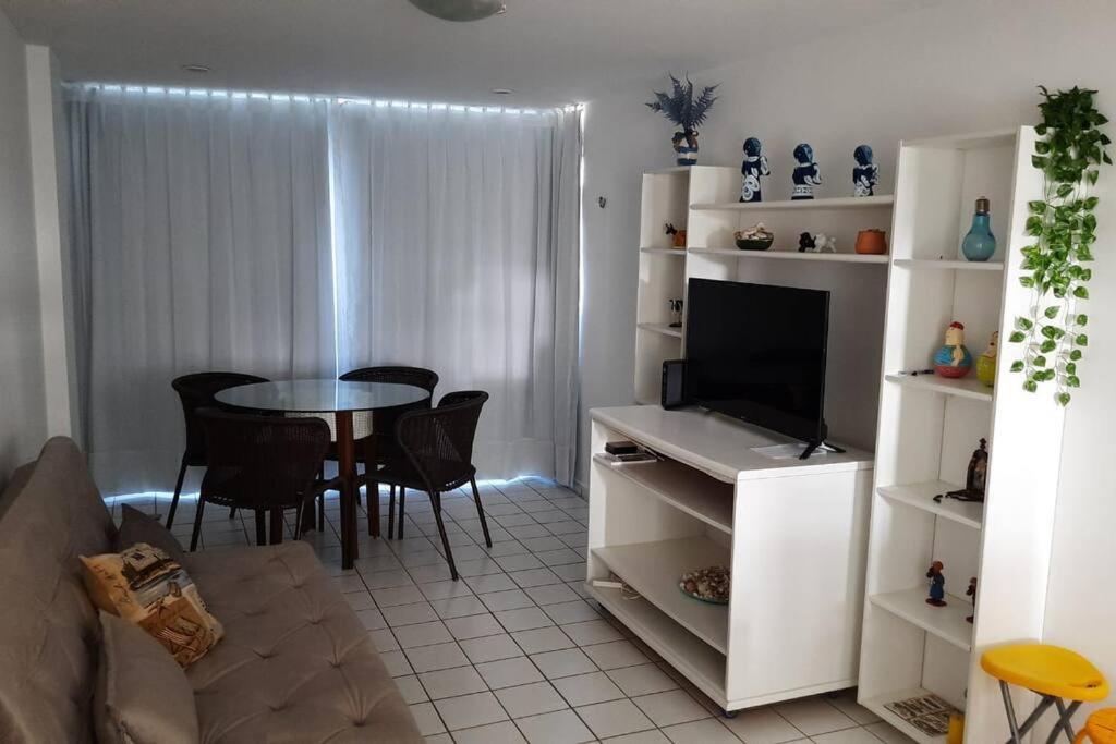 Apartamento azul no condomínio Mar de Cotovelo