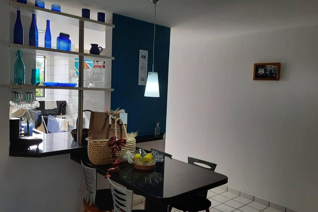 Apartamento azul no condomínio Mar de Cotovelo