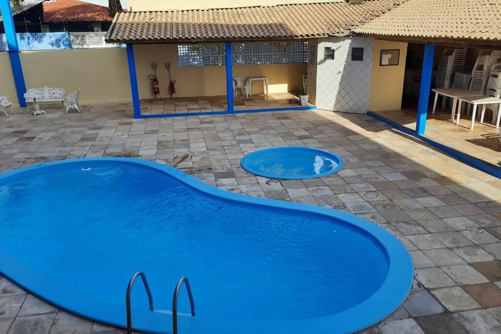 Apartamento azul no condomínio Mar de Cotovelo