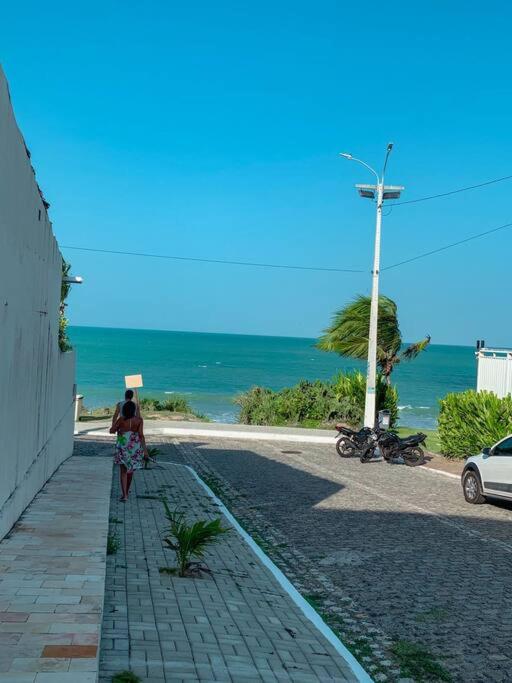 Apartamento azul no condomínio Mar de Cotovelo