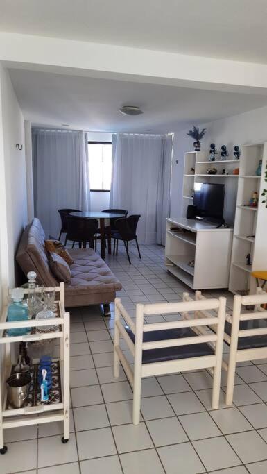 Apartamento azul no condomínio Mar de Cotovelo