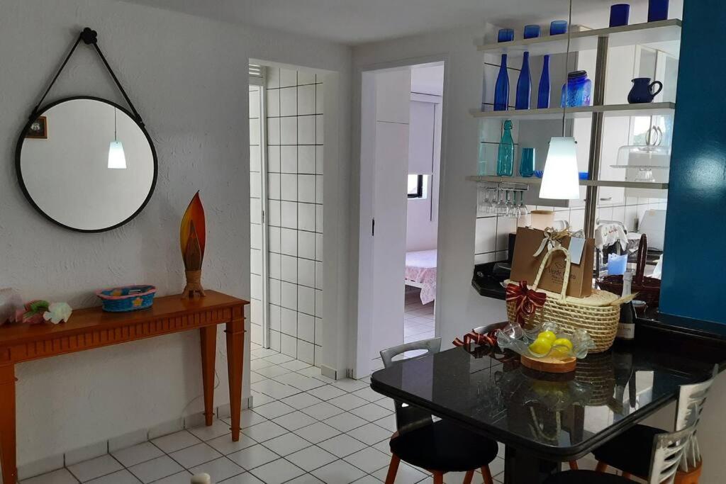 Apartamento azul no condomínio Mar de Cotovelo