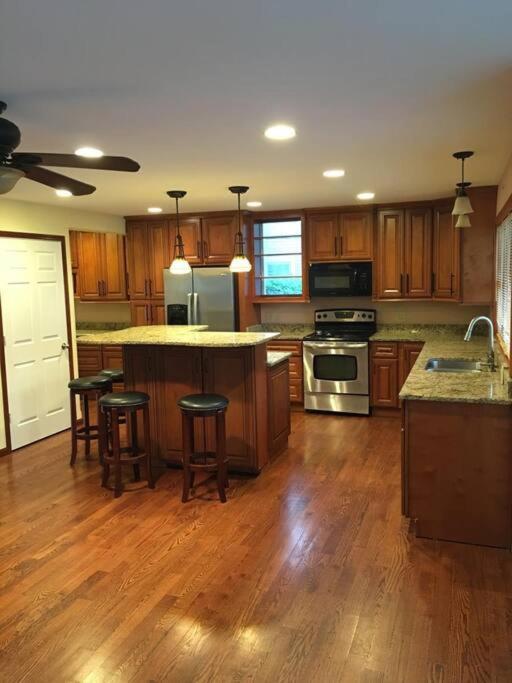 Family & friends unite on beautiful Diamond Lake view 4