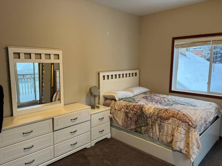 Family & friends unite on beautiful Diamond Lake view 5