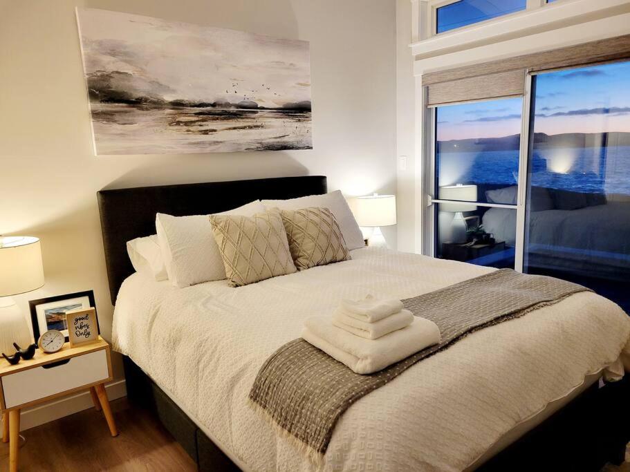 2 Bedroom 2 Bathroom Oceanfront Oasis