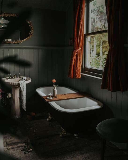 The Post Office Waratah - Luxury Wilderness Escape
