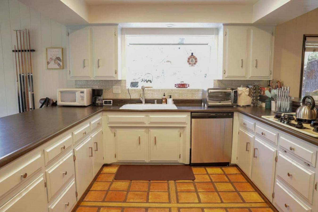 Lake Arrowhead · REDESIGNED! Hot Tub ~ Walk to Lake ~ Dog Friendly