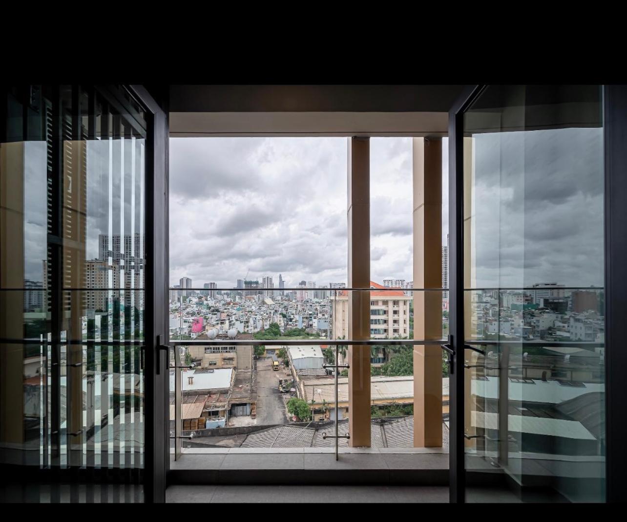 Luxury 2 or 3BR Apartment in Dist 1, Pool and airport pickup