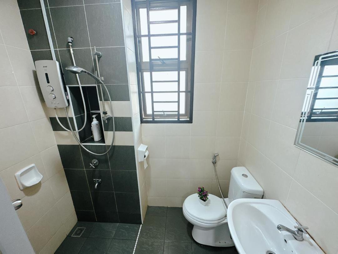 A03 Spacious Homestay In Dato Onn