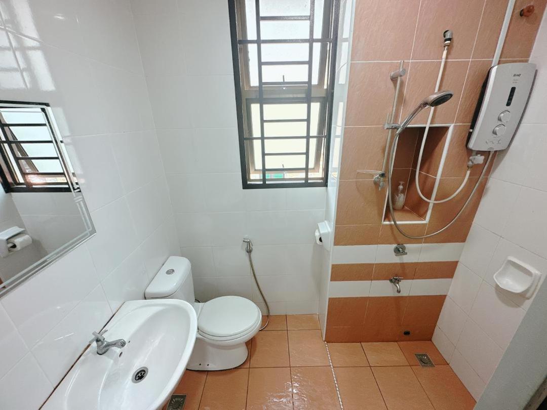 A03 Spacious Homestay In Dato Onn