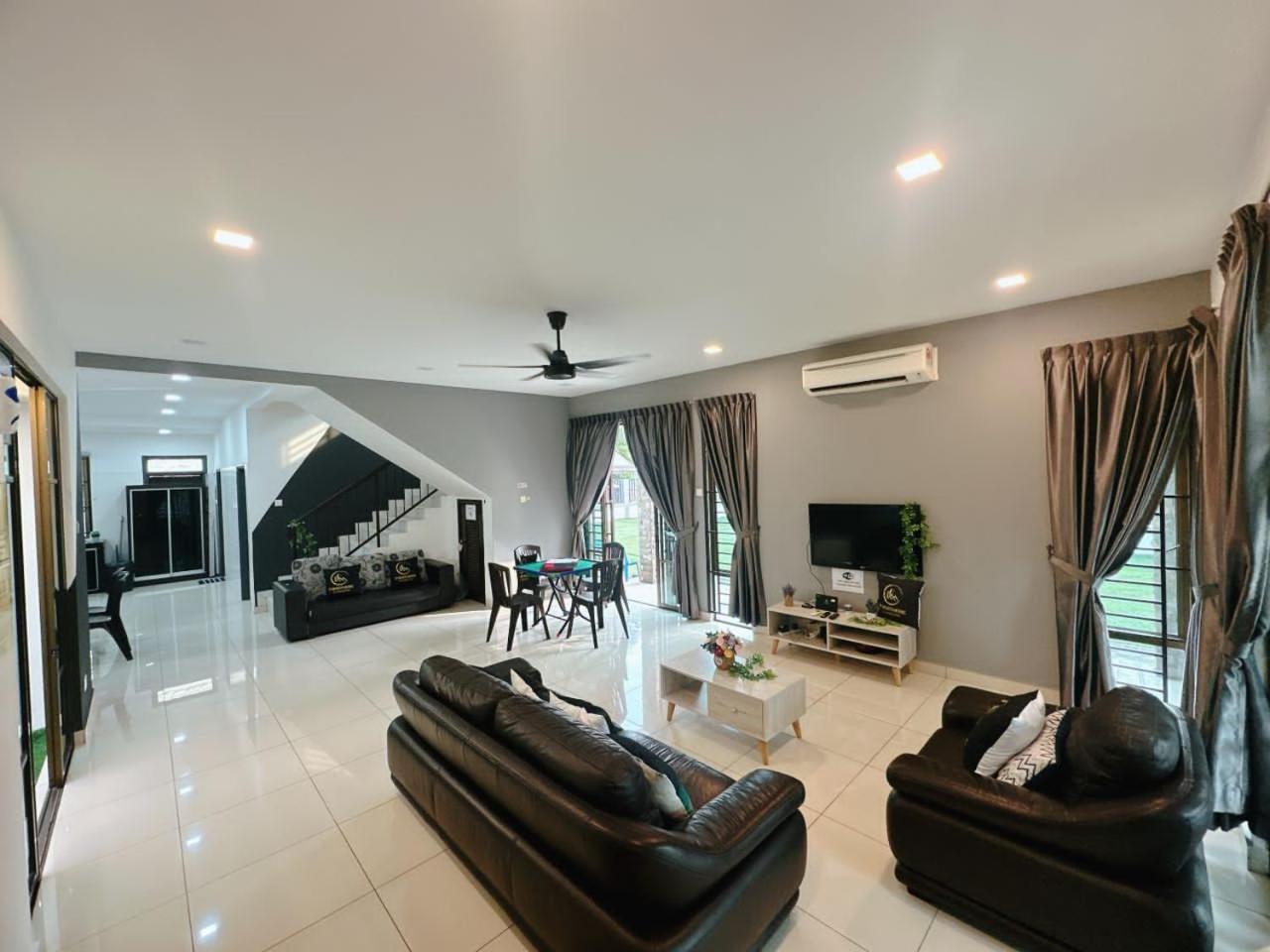 A03 Spacious Homestay In Dato Onn