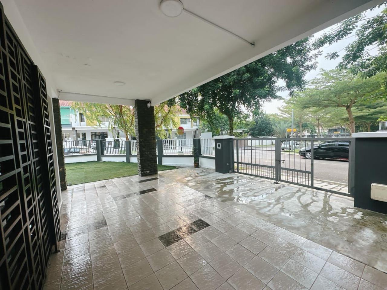 A03 Spacious Homestay In Dato Onn