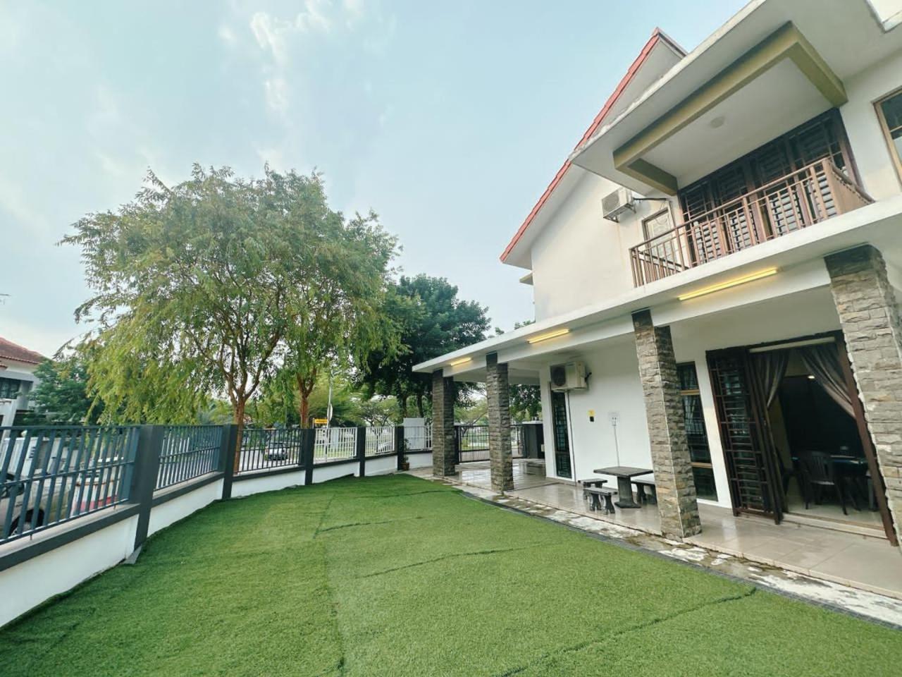 A03 Spacious Homestay In Dato Onn
