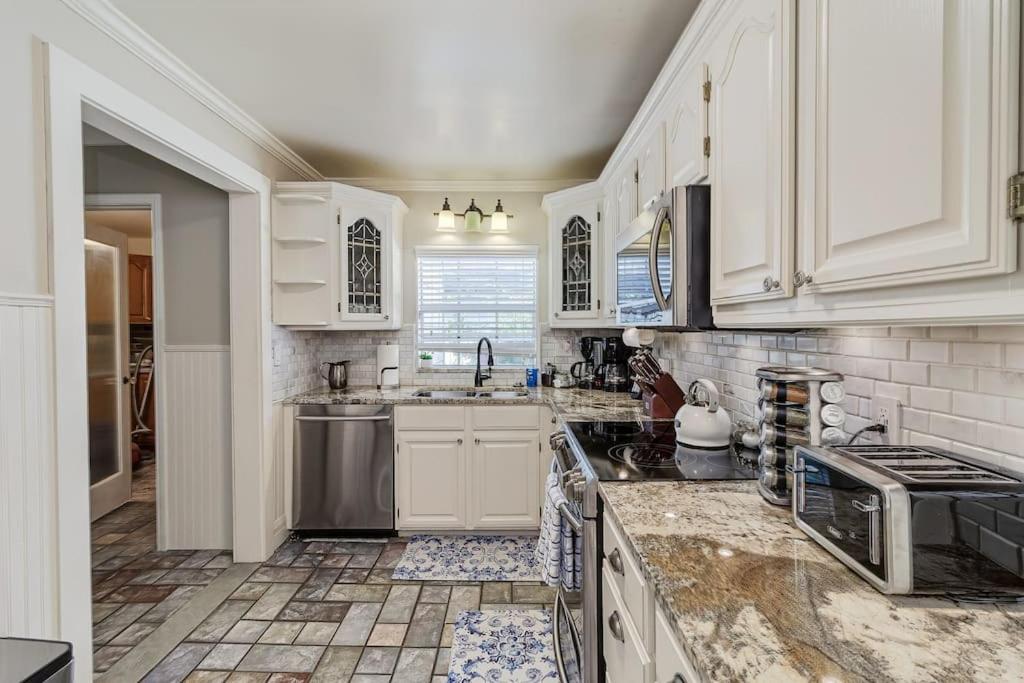 The Diamond Colonial - Luxury Home Near Lake Hollingsworth - Events OK view 2