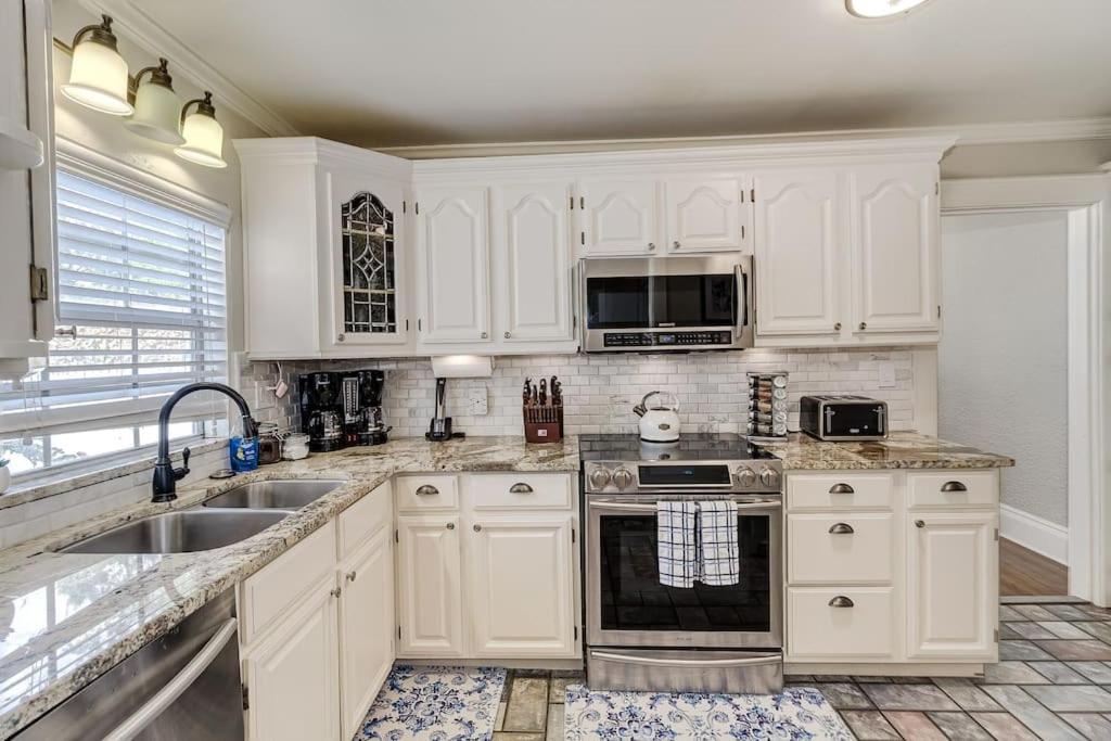 The Diamond Colonial - Luxury Home Near Lake Hollingsworth - Events OK view 4