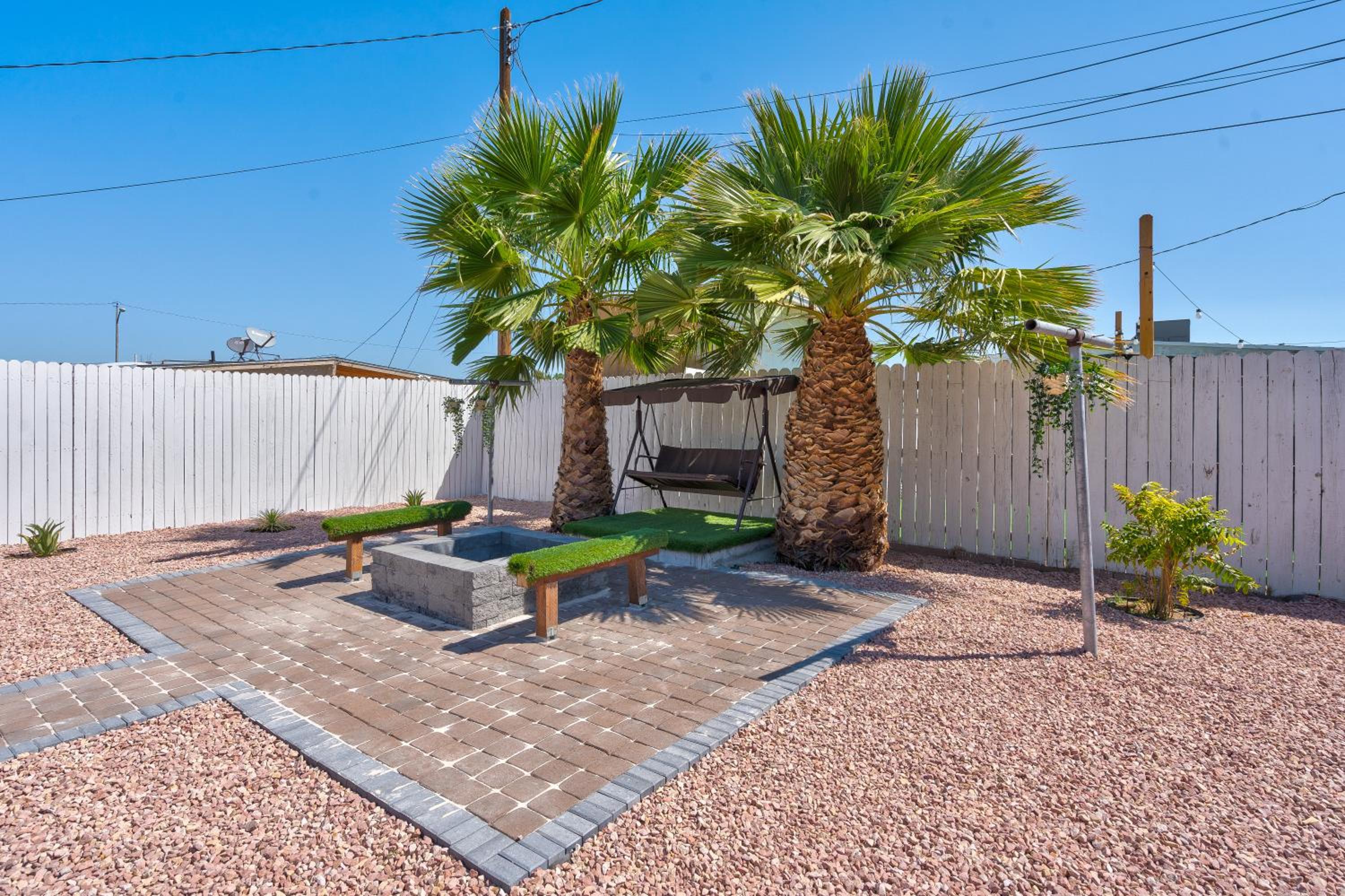 Fully Remodeled, Landscaped, King Beds, Desk Space view 3