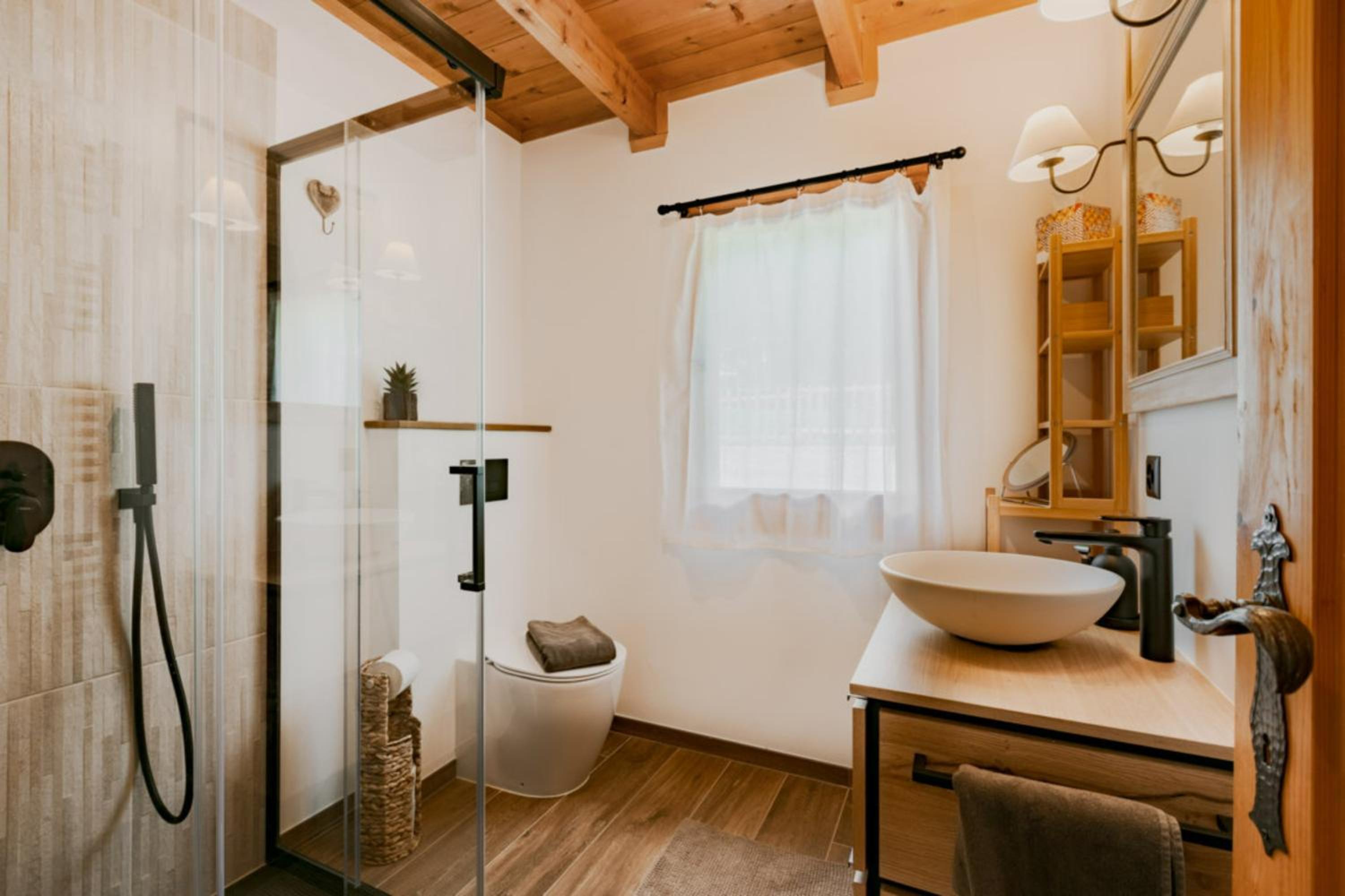 Chalet Soleada with Fireplace and Terrace for 5 - Happy Rentals