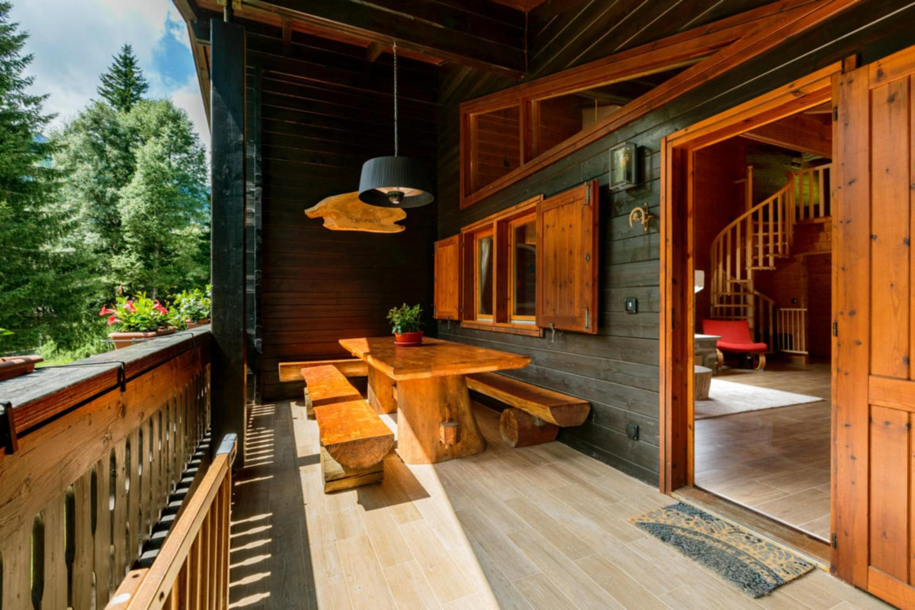 Chalet Soleada with Fireplace and Terrace for 5 - Happy Rentals