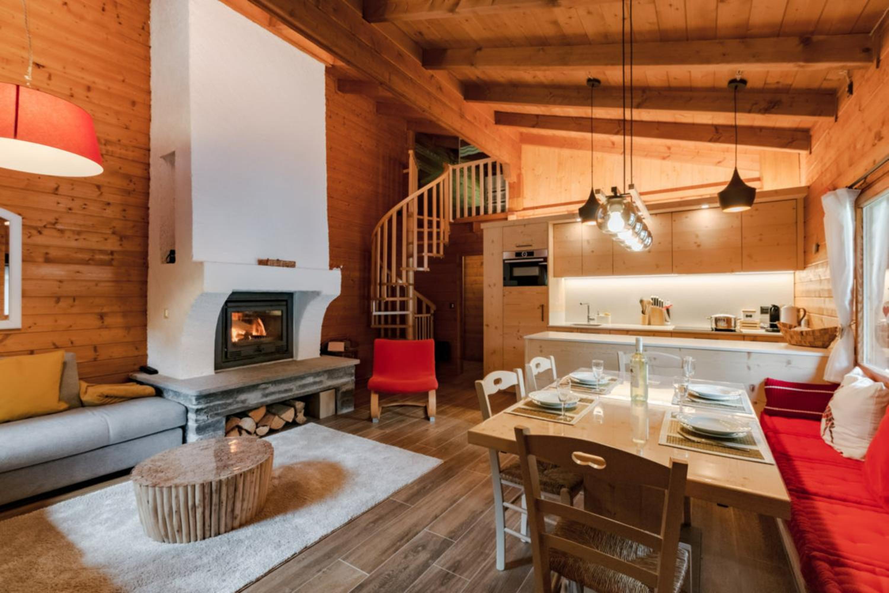 Chalet Soleada with Fireplace and Terrace for 5 - Happy Rentals