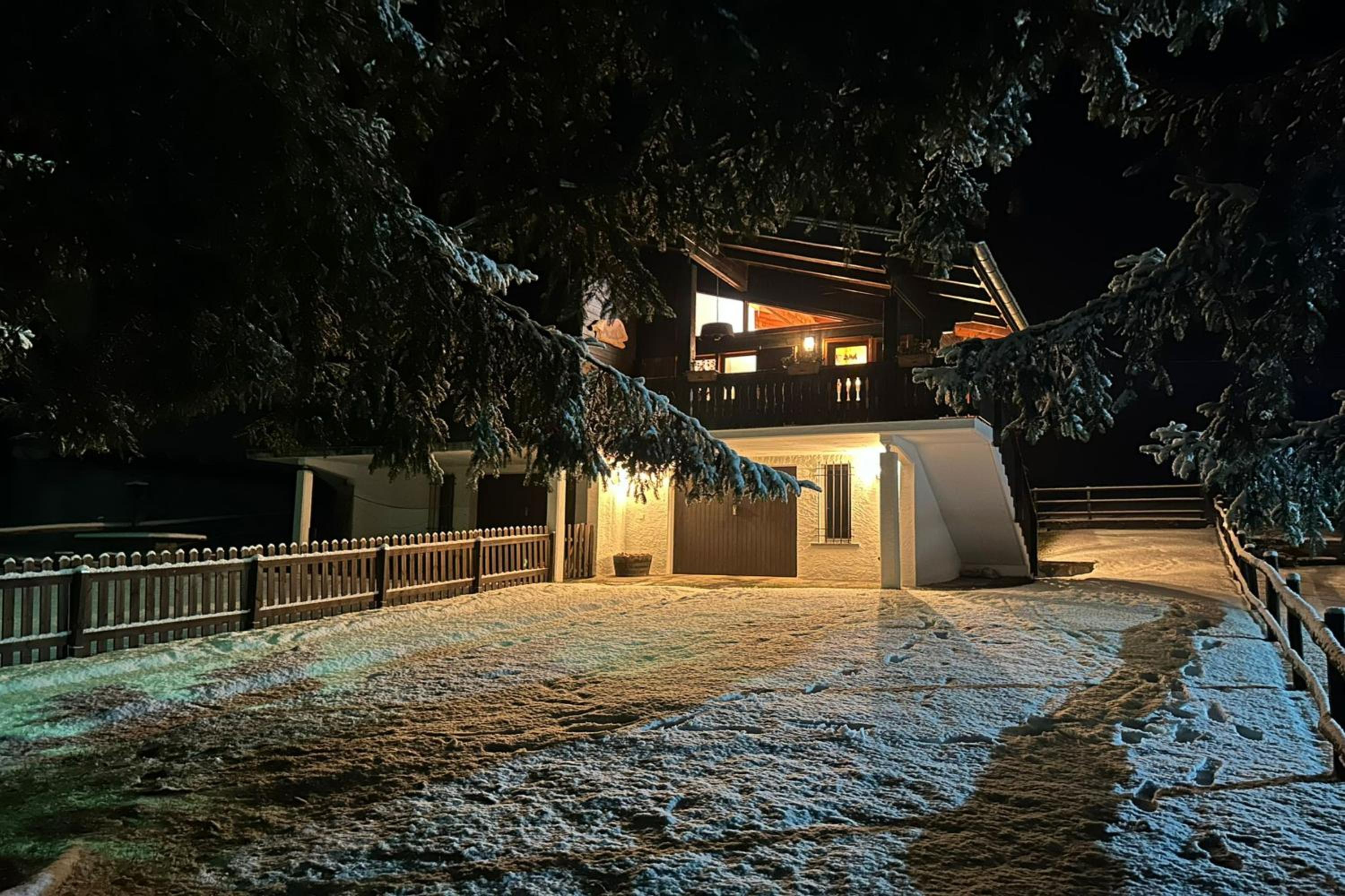 Chalet Soleada with Fireplace and Terrace for 5 - Happy Rentals