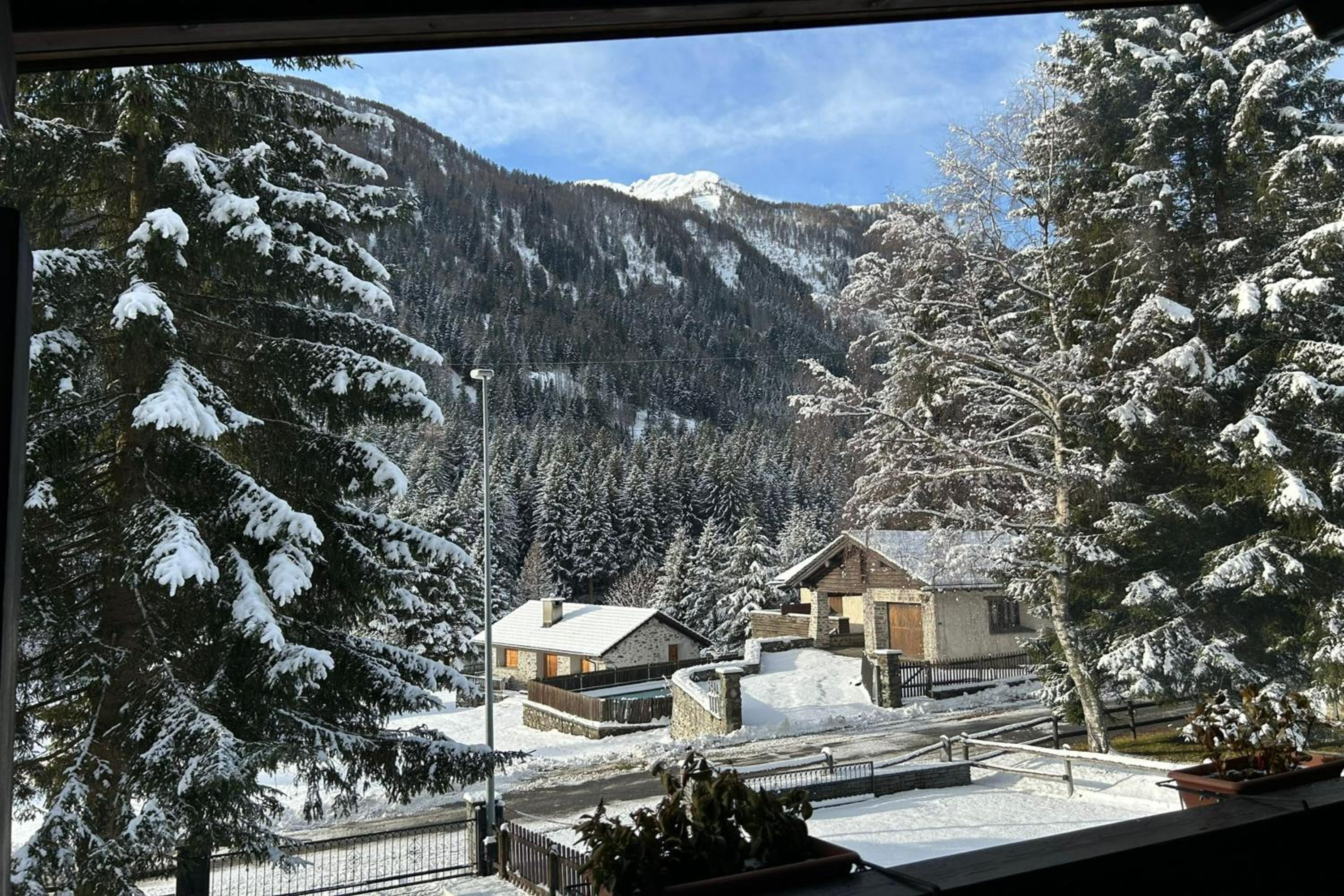 Chalet Soleada with Fireplace and Terrace for 5 - Happy Rentals