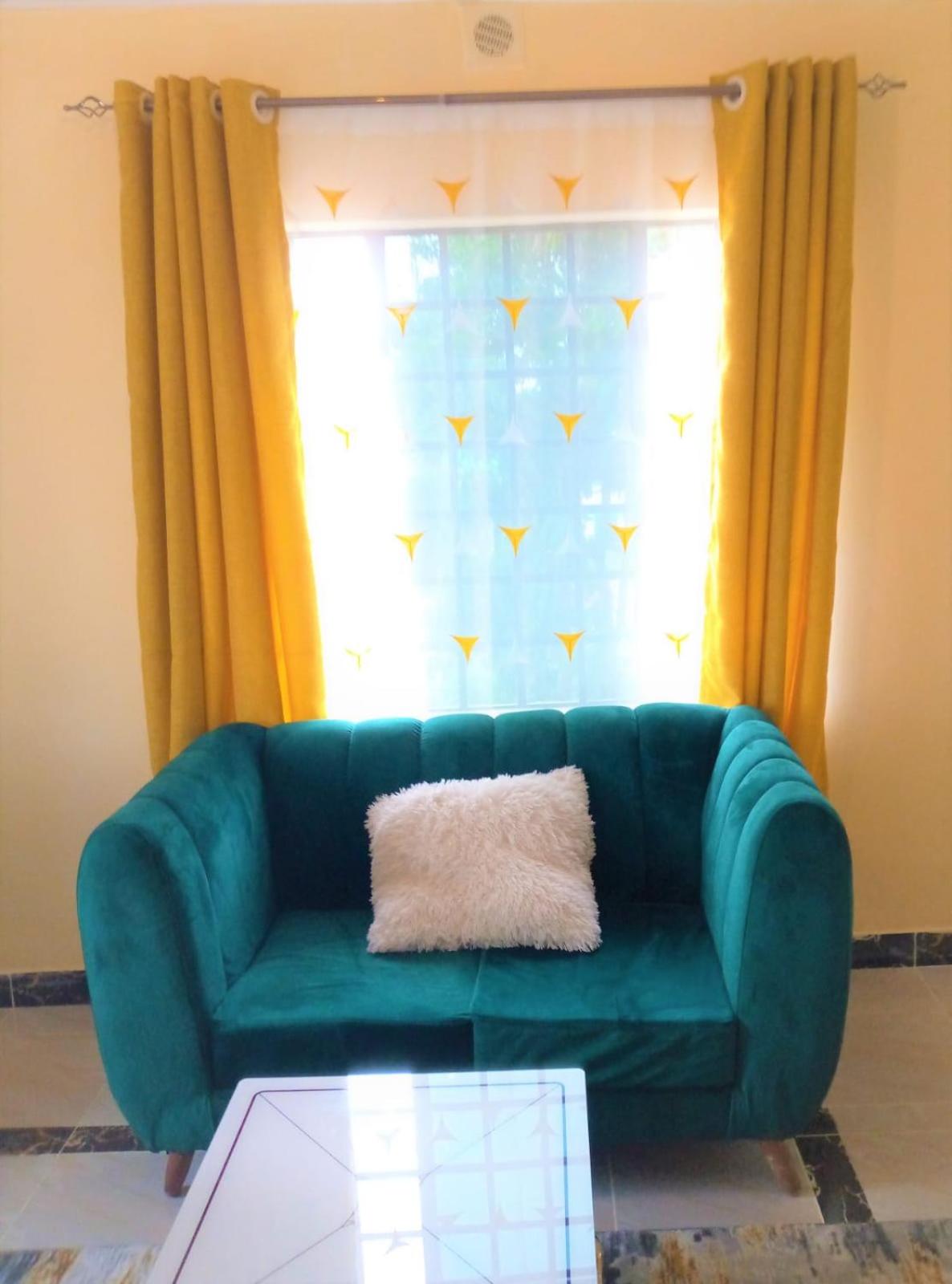 Roma Stays- Modern and stylish Two-bedroom apartment in Busia (near Weighbridge) view 3