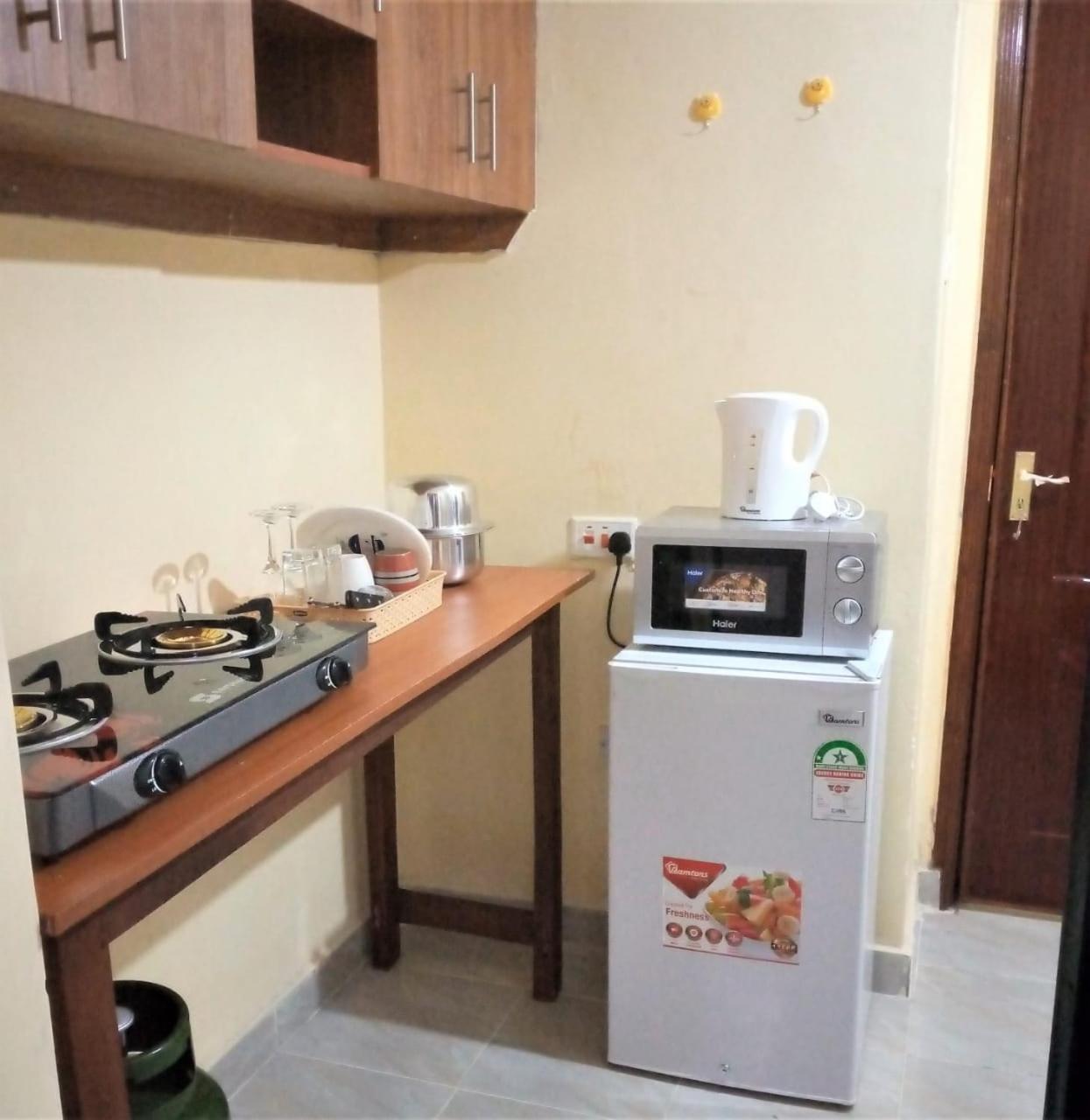 Roma Stays- Modern and stylish Two-bedroom apartment in Busia (near Weighbridge) view 4